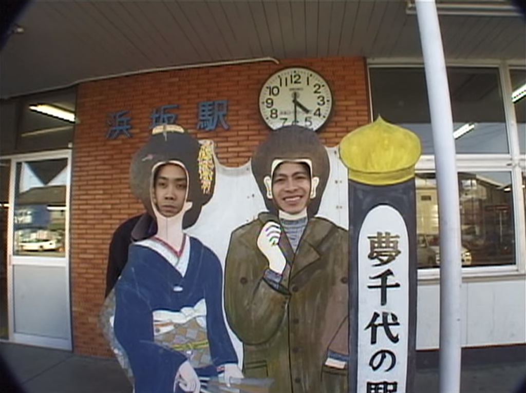 浜坂駅で記念写真をとる水曜どうでしょう軍団一行