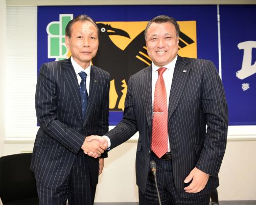 画像:JFA会長選挙前に握手をする原博実氏と田嶋幸三氏
